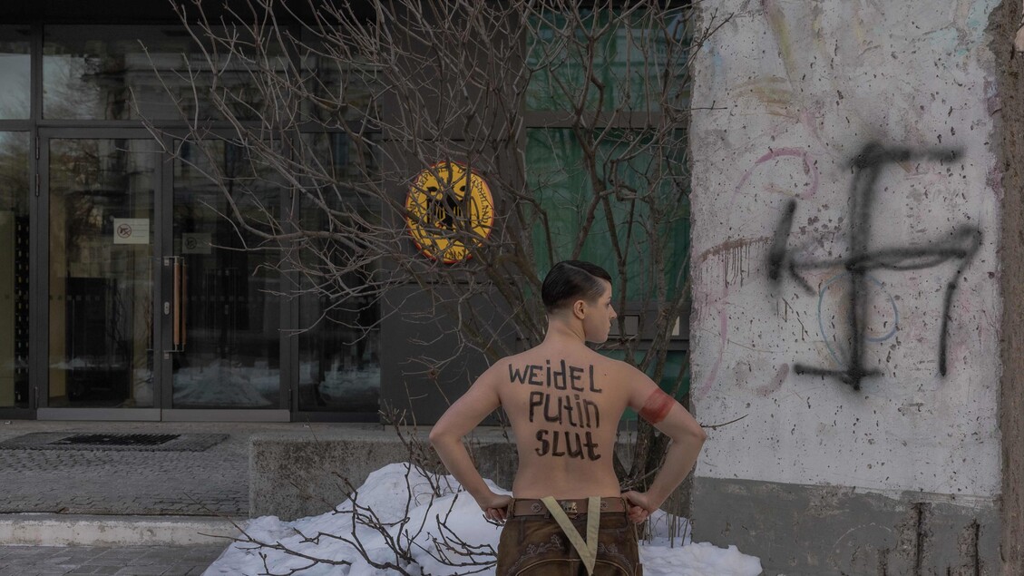 Germania: la protesta di un'attivista di Femen contro l'Afd a Kiev