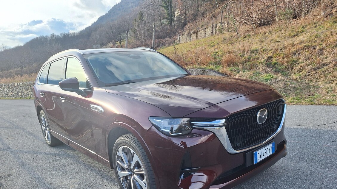 Mazda CX-80 Phev, il suv sette posti elegante e ricaricabile