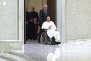 Il Papa interrompe la lettura: 'Ho ancora la bronchite'