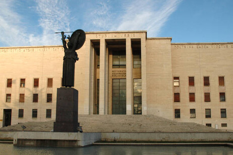 La statua della Minerva e il rettorato dell'università di Roma La Sapienza