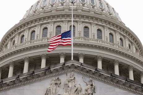 La bandiera americana sventola sul Campidoglio