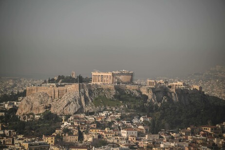 Grecia, Atene si sveglia sotto la sabbia del Sahara