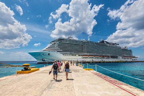 Passaggeri verso la nave da crociera foto iStock.