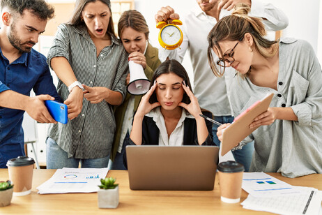 Subissati di richieste in ufficio foto iStock.