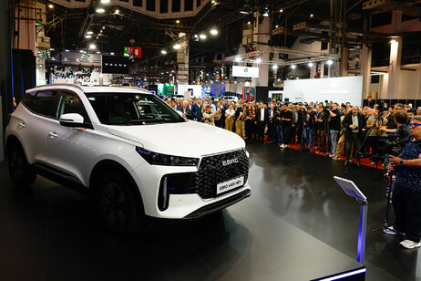 Nuovo suv compatto ibrido s400