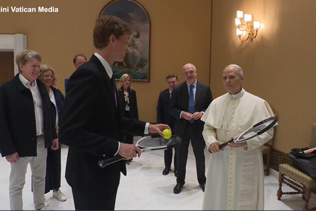 Sinner al Papa: "Giochiamo?" e Leone: "Qui meglio di no"