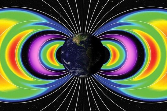 Le due nuove cinture di radiazione, indicate in viola, sono persistite per mesi dopo la tempesta solare del maggio 2024. Credito: (NASA/Goddard Space Flight Center/Kristen Perrin)