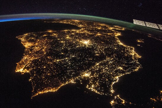 La Penisola Iberica di notte, in condizioni di normale erogazione dell'energia elettrica (fonte: NASA)