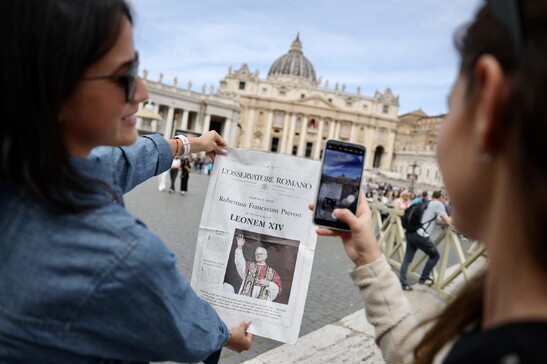 Papa Leone XIV, fedeli in piazza San Pietro il giorno dopo l'elezione