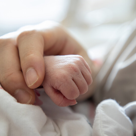 Neonato pretermine in braccio al genitore. Attestazione: Ratchat - iStock