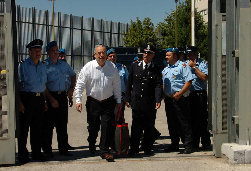 Ottaviano Del Turco lascia il carcere di Sulmona scortato dagli agenti di polizia penitenziaria