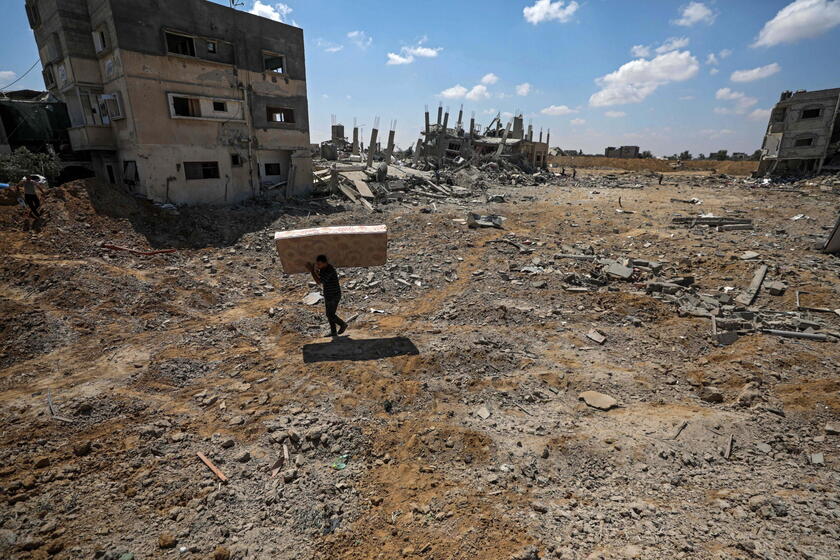 Residents return to destroyed homes in Gaza