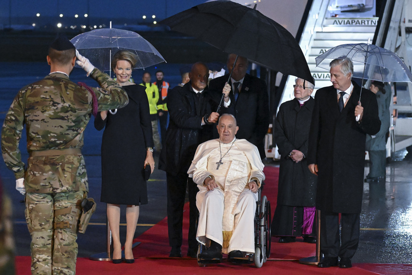 I sovrani del Belgio accolgono il Papa sotto la la pioggia