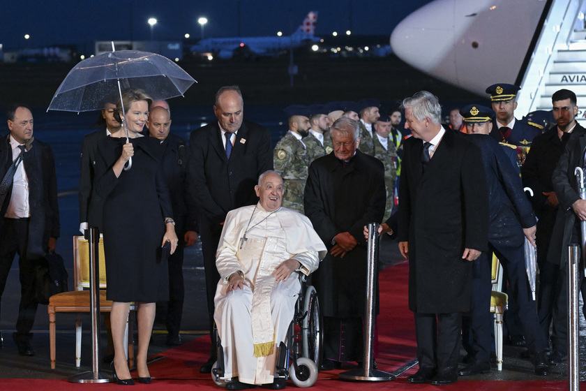 I sovrani del Belgio accolgono il Papa sotto la la pioggia