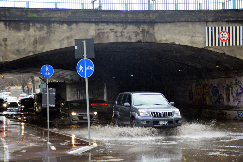 Maltempo, bomba d'acqua a Firenze ,strade allagate