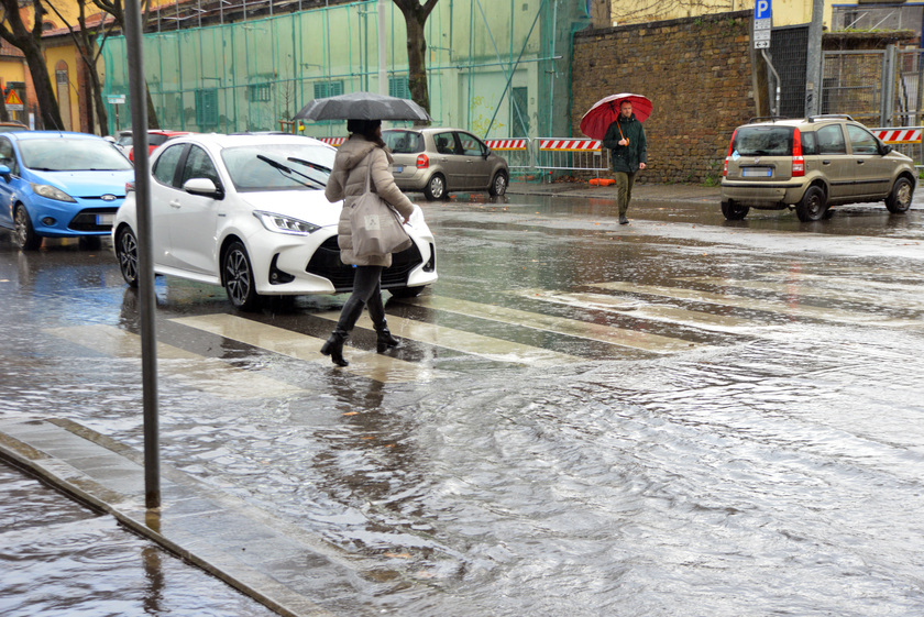 Maltempo, bomba d'acqua a Firenze ,strade allagate