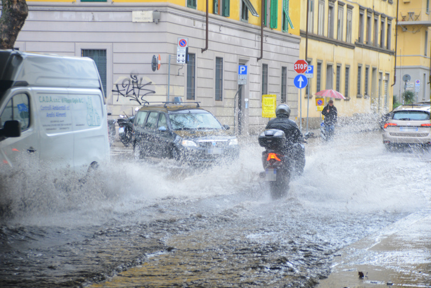 Maltempo, bomba d'acqua a Firenze ,strade allagate