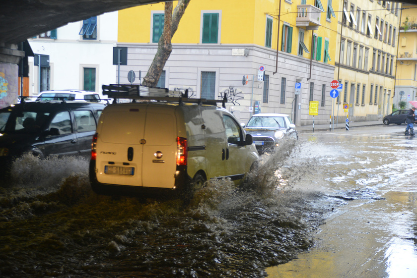 Maltempo, bomba d'acqua a Firenze ,strade allagate