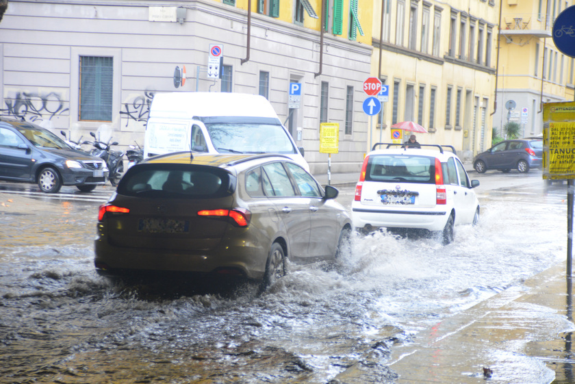 Maltempo, bomba d'acqua a Firenze ,strade allagate