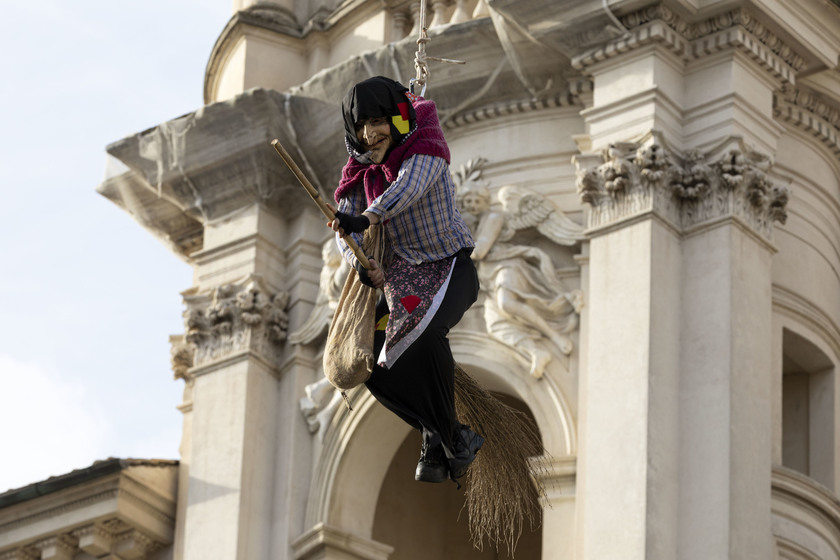 A Piazza Navona il 'volo' della Befana coi vigili del fuoco