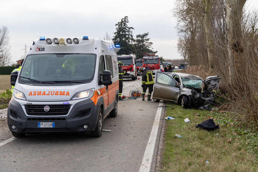 Scontro con un bus a Ferrara, morta la conducente di un'auto