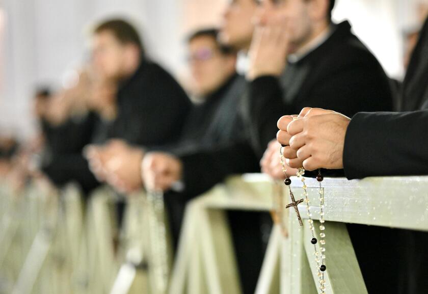 LA CHIESA PREGA PER IL PAPA, IL ROSARIO A PIAZZA SAN PIETRO