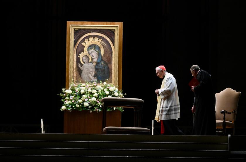 LA CHIESA PREGA PER IL PAPA, IL ROSARIO A PIAZZA SAN PIETRO