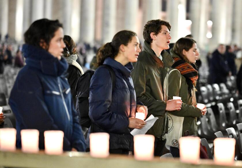 LA CHIESA PREGA PER IL PAPA, IL ROSARIO A PIAZZA SAN PIETRO