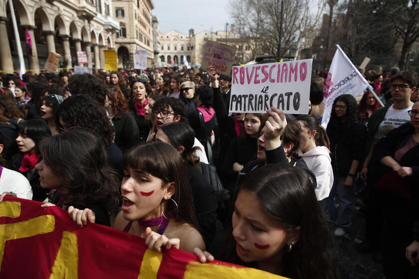 Striscioni alla manifestazione di 'Non una di meno' a Roma