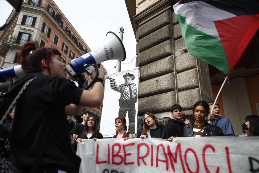 Striscioni alla manifestazione di 'Non una di meno' a Roma