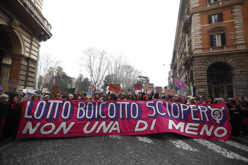 Striscioni alla manifestazione di 'Non una di meno' a Roma