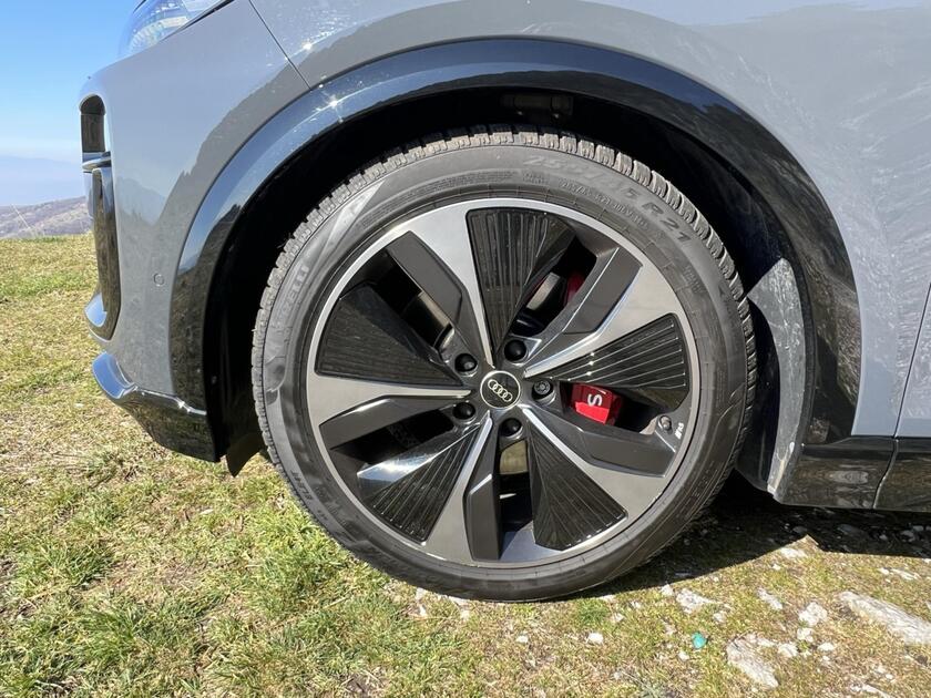 Nuova Audi SQ6 e-tron