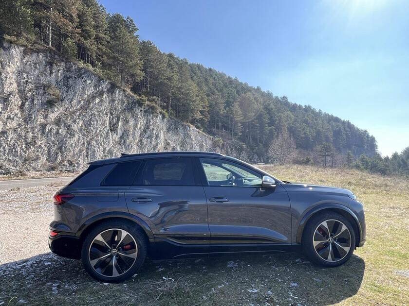 Nuova Audi SQ6 e-tron