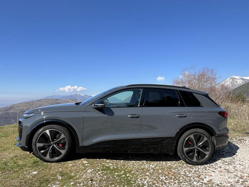 Nuova Audi SQ6 e-tron