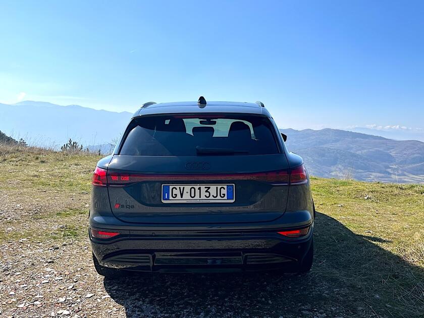 Nuova Audi SQ6 e-tron