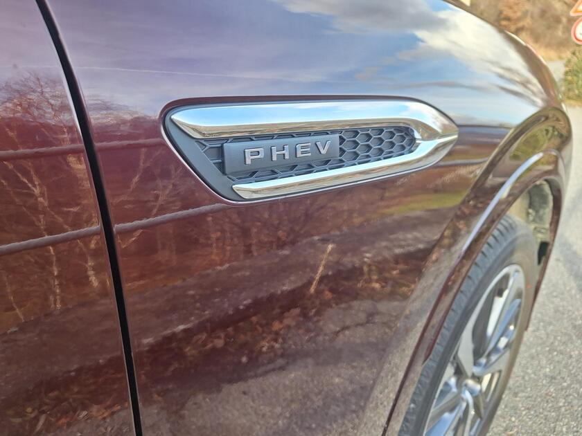 Mazda CX-80 Phev, il suv sette posti elegante e ricaricabile