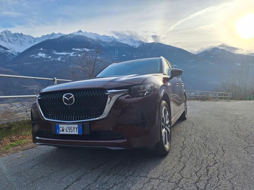 Mazda CX-80 Phev, il suv sette posti elegante e ricaricabile