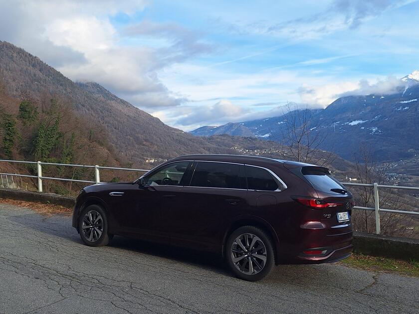 Mazda CX-80 Phev, il suv sette posti elegante e ricaricabile