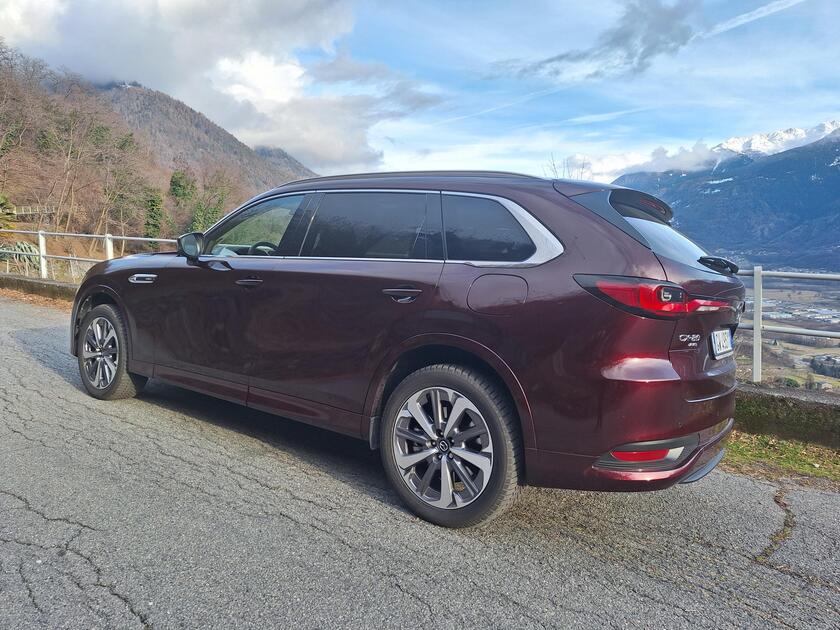 Mazda CX-80 Phev, il suv sette posti elegante e ricaricabile