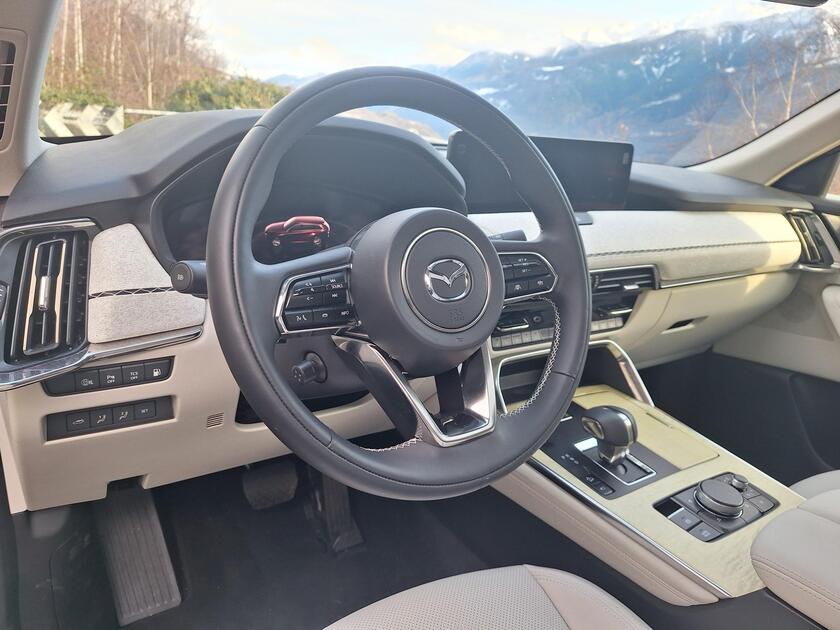 Mazda CX-80 Phev, il suv sette posti elegante e ricaricabile