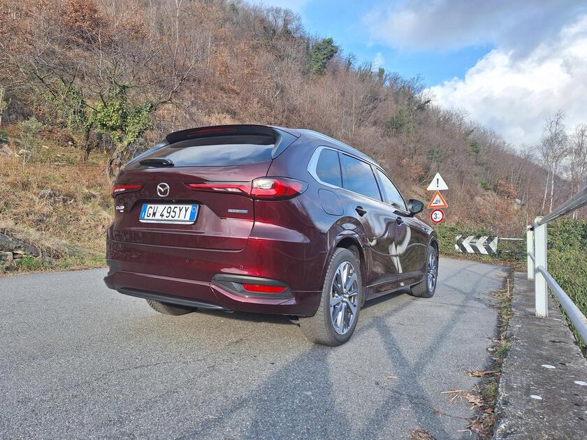 Mazda CX-80 Phev, il suv sette posti elegante e ricaricabile