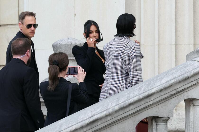 Kim Kardashian a Parigi per testimoniare su maxi-rapina 2016