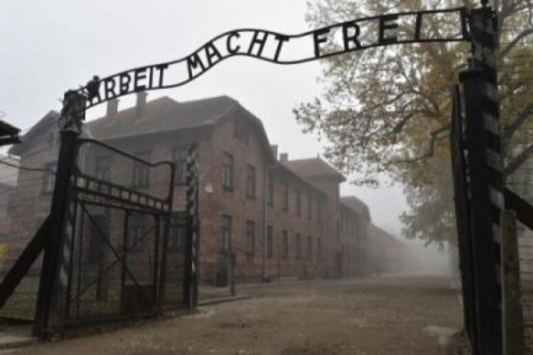 L 'ingresso del campo di Auschwitz - RIPRODUZIONE RISERVATA