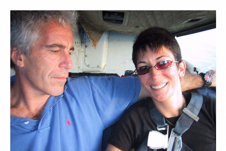 Jeffrey Epstein con la sua complice Ghislaine Maxwell © ANSA/AFP