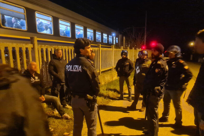 ++ Tifosi Udinese assaltano treno con supporter Venezia ++ - RIPRODUZIONE RISERVATA