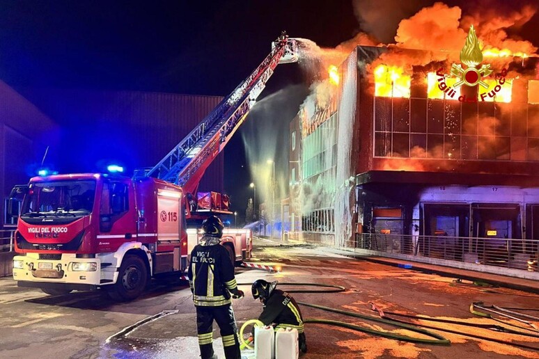 Grosso incendio all 'Inalca a Reggio Emilia - RIPRODUZIONE RISERVATA