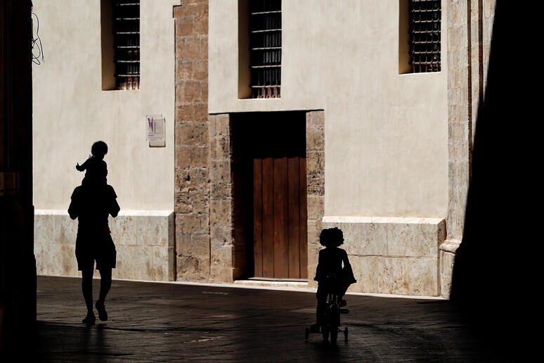 Un papà con i suoi bambini - RIPRODUZIONE RISERVATA