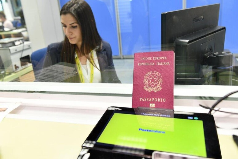 Poste Italiane, si espande servizio di richiesta passaporto - RIPRODUZIONE RISERVATA