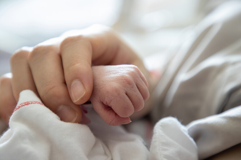 Neonato pretermine in braccio al genitore. Attestazione: Ratchat - iStock - RIPRODUZIONE RISERVATA