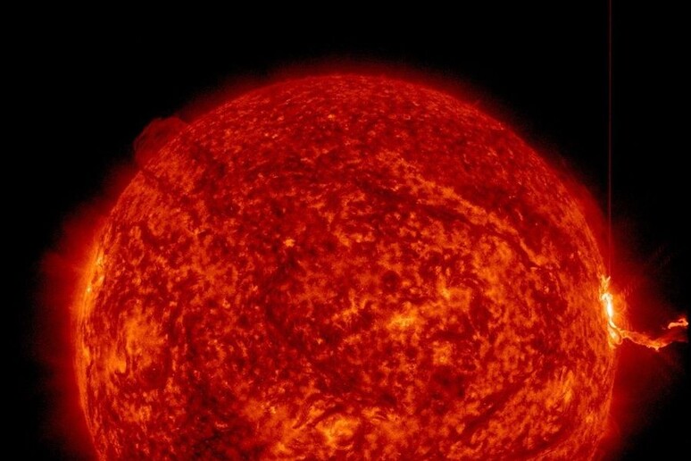 Il brillamento di classe X2.7 emesso dalla macchia solare AR4087 il 14 maggio 2025 (fonte: NOAA Space Weather Prediction Center GOES 19 satellite) - RIPRODUZIONE RISERVATA
